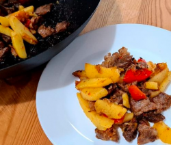 Padellaccia di carne, peperoni e patate