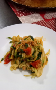 ricetta degli spaghetti di zucchine con pomodorino e tonno