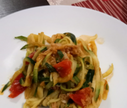 ricetta degli spaghetti di zucchine con pomodorino e tonno